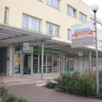 Vršilka dolžnosti direktorja Zdravstvenega doma Izola Gordana Živčec Kalan je naložila 150.000 evrov z računa zdravstvenega doma na Poštno banko Slovenije in s tem dala garancijo podjetju Mabra Inženiring za najem posojila
