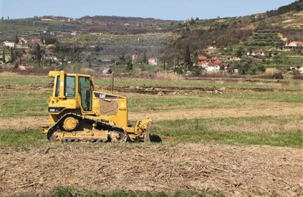 Težka mehanizacija na kmetijskih zemljiščih ne napoveduje ravno pretirane skrbi za pridelek 