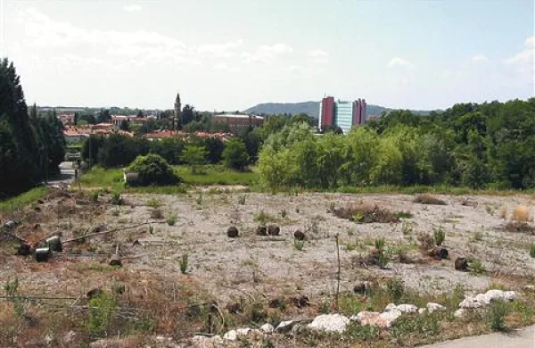 Načrti o stanovanjski soseski na zapuščeni Ladi so, za zdaj, padli v vodo