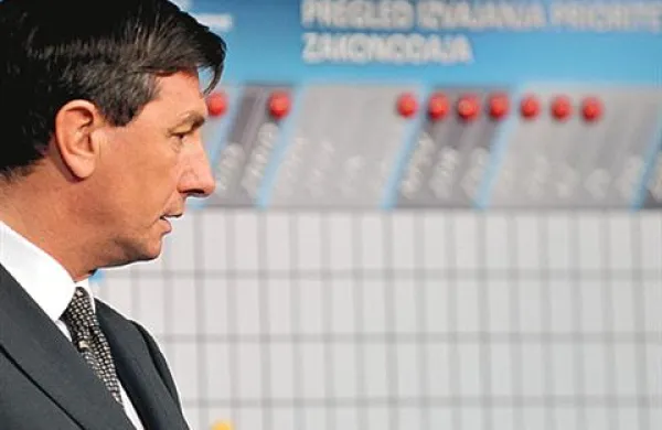 Predsednik vlade Borut Pahor poudarja, da vlada strogo izvaja sklepe o zmanjševanju števila zaposlenih v državni upravi in da se je uspešno lotila zmanjševanja stroškov v državni upravi.