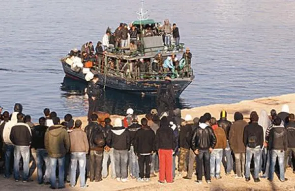 V zadnjih 24 urah je na italijanski otok Lampedusa prispelo približno 2000 novih prebežnikov iz severne Afrike.