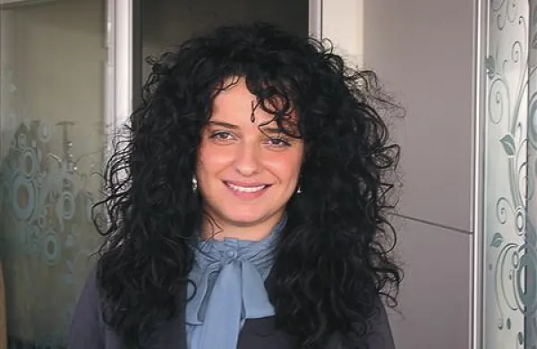 Bujni skodrani lasje so zaščitni znak Sare Viler