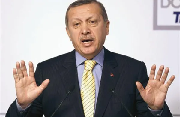Turški premier Erdogan je za britanski časnik Guardian dejal, da je Turčija pripravljena posredovati, da bi dosegli premirje v Libiji  