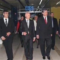 Predsednik Danilo Türk (tretji z leve) je v spremstvu ministra Dorjana Marušiča (levo), direktorja SBI Janija Derniča (drugi z leve) in izolskega župana Igorja Kolenca (desno) obiskal izolsko bolnišnico