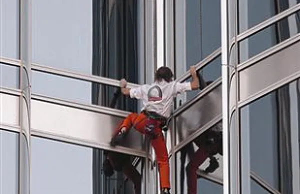 Francoski plezalec po nebotičnikih Alain Robert, znan tudi kot “Spiderman”, je v ponedeljek uspešno preplezal najvišji nebotičnik na svetu.