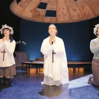 Poglejte, ena sama ženska nedolžnost! - igrajo jo (z leve) Ana Dolinar Horvat, Arna Hadžialjević in Marjuta Slamič