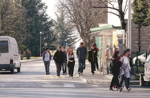 Dijakinjo je  Vipavec tik pred februarsko aretacijo dohitel pri avtobusnem postajališču in z grožnjami od nje zahteval denar