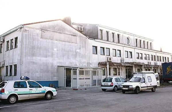 Koprski policisti opozarjajo na nevzdržne delovne razmere, saj stavba, v kateri delajo, visi 