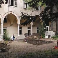 Na dnu izkopnih polj so študenti odkrili zelo pomembne najdbe iz zgodnje rimske dobe, ki pričajo o tedanji poselitvi Kopra.