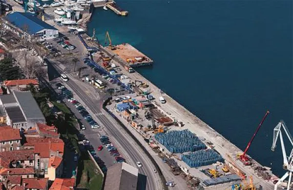 Ob poglabljanju potniškega terminala uporabljajo eksploziv, saj lahko le z miniranjem zrahljajo trdne plasti peščenjaka 