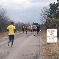 Polmaratoncem so moralo dvigovali tudi panoji