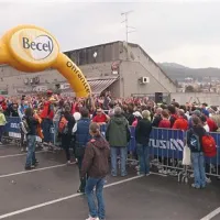 Med čakanjem na start so se tekači zabavali z mehiškim valom (ola)