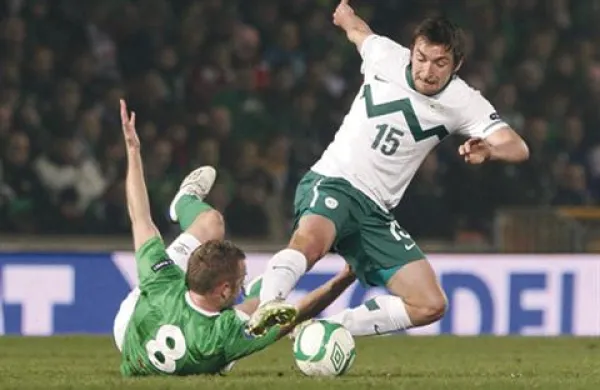 Slovenci so iz dvoboja s Severno Irsko odnesli točko. Na fotografiji sta  Armin Bačinović in   Sammy Clingan. 