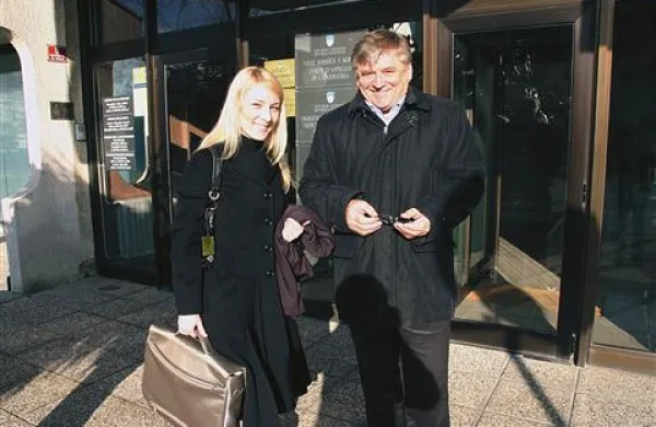 Viktorja Markežiča je včeraj na sodišču zastopala odvetnica Polona Čarman  iz odvetniške pisarne Čeferin, Ljubo Volmut pa si je moral poiskati novega odvetnika 