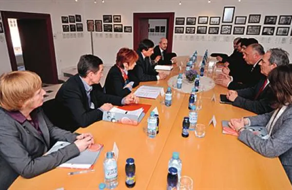 Majda Širca je napovedala, da se bodo na četrtkovi seji vlade seznanili z ustanovitvijo zavoda javnega pomena, ki bo skrbel za izvajanje vseh zavez, povezanih z varstvom kulturne dediščine na Idrijskem.