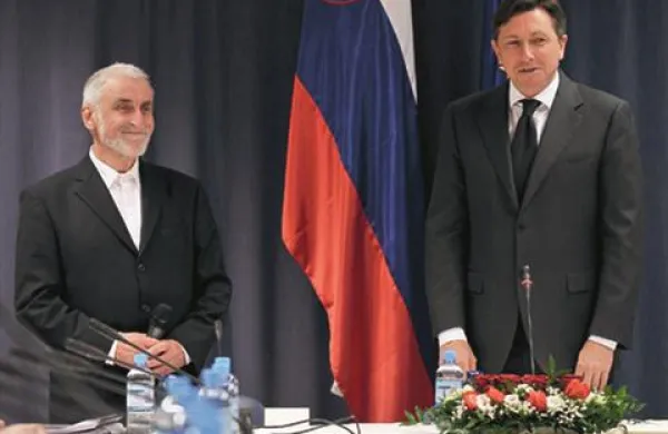 Utrinek z delovnega posveta vlade v okviru obiska na severnoprimorskem. Na fotografiji sta župan Ajdovščine Marjan Poljšak in predsednik vlade Borut Pahor.