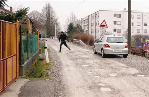  Makadam ob dijaškem domu je resna nadloga  