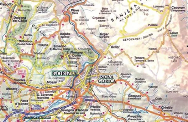 Uradni turistični zemljevid FJK, na katerem so poleg slovenskih imen krajev zapisane tudi italijanske popačenke iz časa fašizma. 