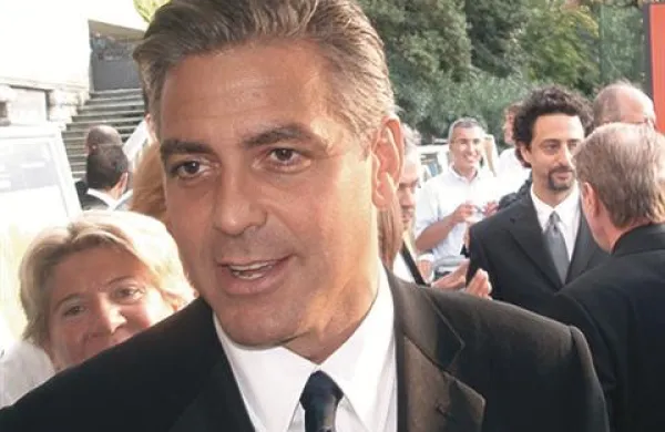 Ena od kar 78 prič, ki naj bi ovrgle obtožbe, da je  italijanski premier Silvio Berlusconi  plačeval za spolne usluge mladoletni prostitutki in zlorabil položaj, je tudi igralec George Clooney.  