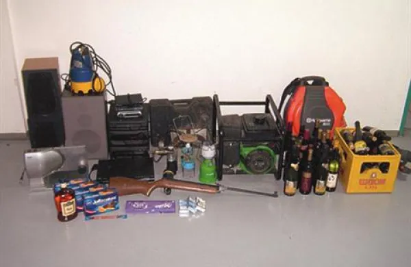 Storilci so ukradli tri agregate, glasbeni stolp, zračno puško, blagajno, denar, pijačo, cigarete, druge tehnične predmete in manjše prodajne artikle. 