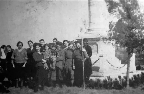  To je najbrž edina ohranjena fotografija celotne podobe štirimetrskega spomenika. Hrani jo  Notranjski muzej Postojna.