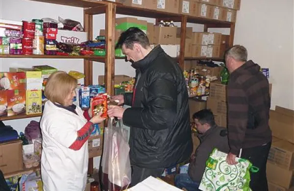 Kava, mleko, ribje konzerve, pralni prašek ... “Vse, kar boste dali, bomo porabili,” so Ivanki Fonda (levo) zagotavljali  hvaležni delavci  Gratima