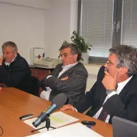 Projekte za obnovo ribiškega pristanišča, ki bo skupno stala 3,2 milijona evrov, od tega bo občina plačala 1,2 milijona, so včeraj predstavili (z leve): nadzornik Jože Maver, koordinator Ivan Bakič in direktor Okolja Darij Barrile 