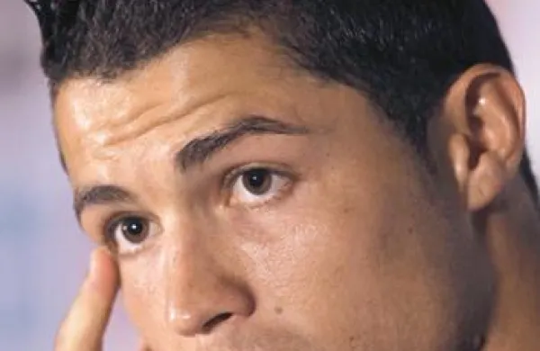 Britanski časnik Independent je danes v duhu šaljivega prvega aprila zapisal, da bo nogometaš Christiano Ronaldo prestopil v špansko reprezentanco in   z izkupičkom domovini pomagal pri odplačevanju državnega dolga.   