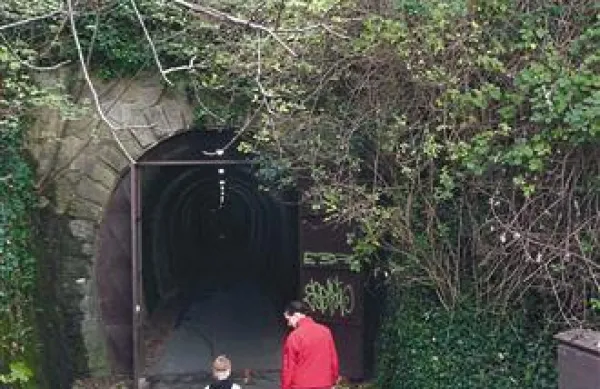 Del poti Strunjanska dolina poteka po trasi nekdanje železniške proge Trst-Poreč, tudi skozi predor Šalet