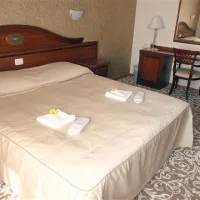 Sobe so opremljene preprosto, a z izbranimi poudarki, ki odsevajo mogočnost nekdanjega samostana, v katerem so uredili hotel