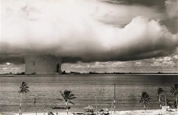 Večino atomskih bomb so Američani in Rusi odvrgli do leta 1975.  Za posledicami sevanja je za rakom zbolelo in umrlo najmanj 65 milijonov ljudi.
