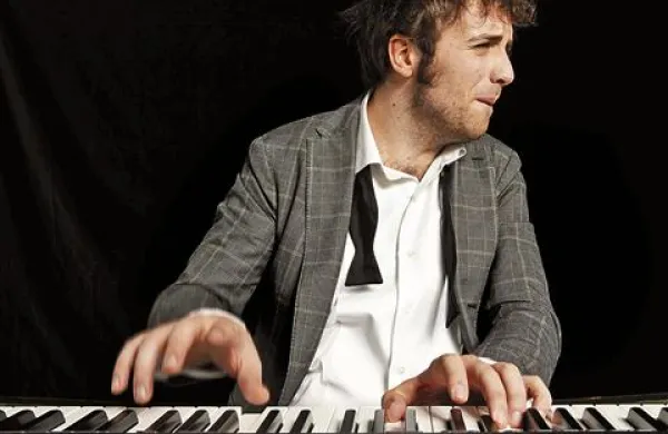Raphael Gualazzi bo Italijo po 13 letih  zastopal na evrovizijskem festivalu