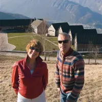 Katja in Bojan Roš sta turistično naselje naredila tako rekoč po svoji podobi. Ona, nekdanja novinarka Dela, on, zdravnik pulmolog, sta že na samem začetku vedela, da želita izbrane, kultivirane in petične goste. Takih niti kriza ne odvrne od želje po kakovostnem življenju. 