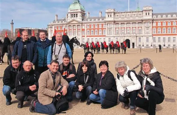 Ob tridesetletnici zaključka osnovne &scaron;ole - s Cola v London