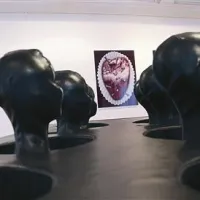 S postavitve v Loži - instalacija Tavolo giraffa, 1994  in fotografija Cuore chiodi, 2008