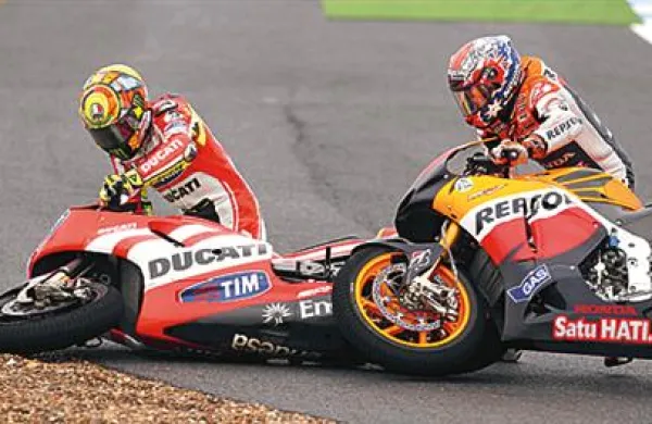 Valentino Rossi in Casey Stoner sta padla, a Rossi je vseeno dirko končal na petem mestu 