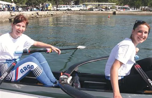 Sanja Savanovič (levo) in Tarin Čokelj, dva istrska obeta za slovensko žensko veslanje