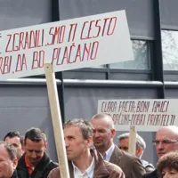 Pred poslopjem Družbe za avtoceste v RS (Dars) se je zbralo približno 130 predstavnikov združenja in nepoplačanih upnikov pri gradnji avtocest.