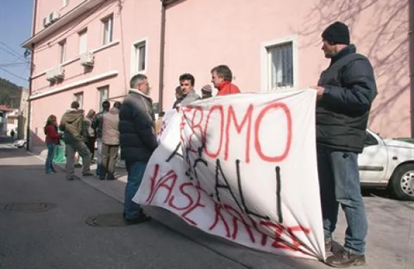 Občina Sežana delavcem podjetja Gratim ni ponudila konkretne pomoči, temveč le koordiniranje pri razreševanju nastalih razmer.