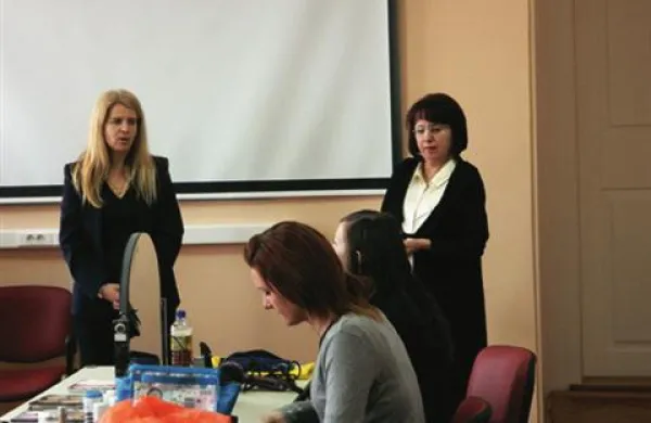 Mlade prostovoljke so spodbujale tudi učiteljica praktičnega pouka na Srednji tehniški šoli (frizerski program)  Melina Gorjan (levo v ozadju) in soproga piranskega župana Karmen  Lakovič Bossman (desno v ozadju). 