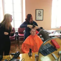 Dijakinja  Sibila Popovič iz Portoroža striže pod budnim očesom svoje učiteljice praktičnega pouka, Meline Gorjan (levo). 