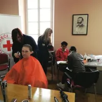 Dijakinje so stranke ostrigle, jim uredile nohte in jih naličile.