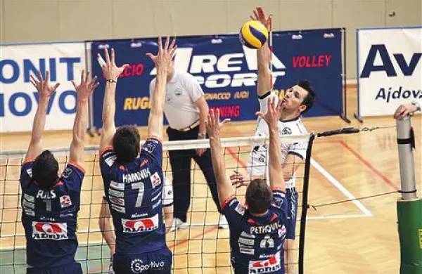 Nizki sprejemalec Andraž Paliska (v belem dresu) je po sili razmer nosil glavnino teže v Salonitovem napadu v boju s praviloma višjimi  nasprotnikovimi blokerji.  