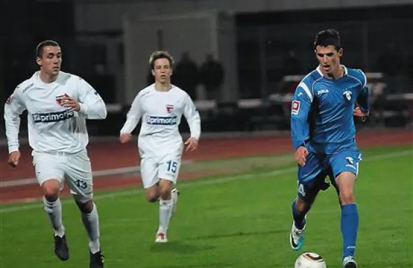 Ajdovci (v belem) so se opekli v Mariboru, Hitov Vito Plut (v modrem na desni) pa je bil blizu zadetka. 
