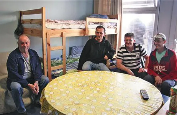 Nad sežansko avtobusno postajo so vsi dnevi enaki in dolgi,  Gratimovci čakajo na plače. 