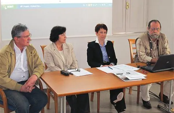 Prizadevanja za vrnitev samostojnosti Notranjskemu muzeju so predstavili (z leve): Jerko Čehovin, Majda Bergoč Stegel, Marjetica Mahne in  Jadran Sterle. 