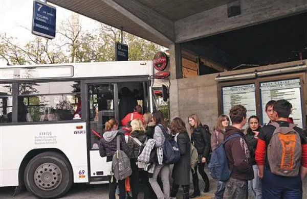 Stroške prevozov bo občina plačevala le dijakom iz socialno ogroženih družin.