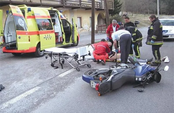 22-letnik iz Vrhnike se je z motornim kolesom peljal iz Postojne proti Planini, njegov 44-letni sokrajan pa v obratni smeri. Srečala sta se pri nekdanji gostilni Ravbar, ko je mlajši motorist zapeljal na nasprotno stran ceste in trčil v starejšega. 