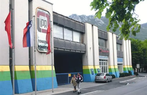 Konec tedna je vlomilec odnesel nekaj kosov pohištva iz ajdovskega pohištvenega podjetja Lipa.
