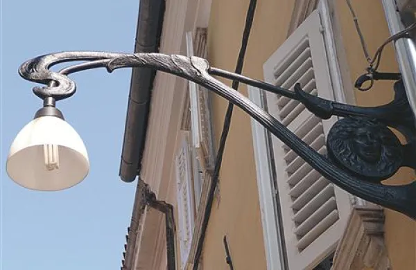 Ena od jasnih zahtev koprskih trgovcev je tudi ta, da morajo ulice v mestnem jedru še naprej krasiti svetilke s podobo Meduze in ne kakšna modernejša različica  
